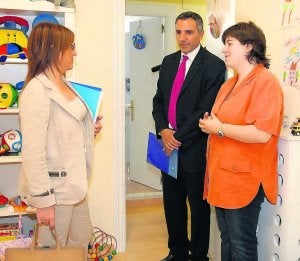 La responsable del Punto de Encuentro, a la derecha, en la sede. ::
J. D.