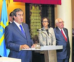 Cascos pronuncia su discurso de toma de posesión, con Goñi, Aguilar y Areces a su espalda, en la Junta General del Principado. ::                             EFE