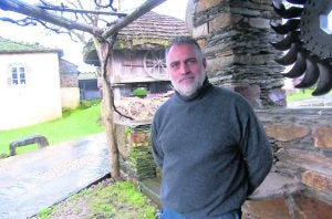 Francisco Cuesta, en el Museo Etnográfico de Grandas de Salime. En el círculo, Pepe El Ferreiro ::                             ISABEL GÓMEZ