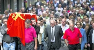 Compañeros y amigos acompañan el féretro de 'Manolín el de Llorío' por las calles de Laviana. ::
JUAN CARLOS ROMÁN
