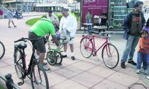 Ayer en el Náutico los aficionados pudieron probar diferentes bicicletas plegables, eléctricas y con sistemas de cambio interno, esto es, oculto en la rueda trasera. ::
SEVILLA