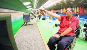 José Luis Martínez practica con su pistola de aire en un campo de tiro. ::
E. C.