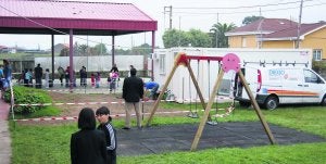 Madres, padres y alumnos, en el patio del colegio, donde se ha instalado un aula prefabricada para los niños de segundo de Primaria. ::                             L. I. A.