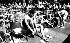 La Plaza de España se llenaba en los primeros triatlones que se disputaron en Avilés. ::
LVA