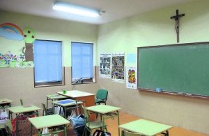 Un aula de un colegio público presidida por un crucifijo. ::
EFE