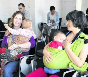 Katia Oceransky (derecha) con su hija Noa, de 20 meses, y Carrie Mittelman, con su pequeña Cora, en la presentación de la Semana de la Lactancia Materna ::
JESÚS DÍAZ