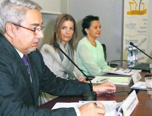 Ignacio Vázquez de Prada habla ante la atenta mirada de la edil Eva Illán y de la presidenta de la asociación, Dulce González. ::
J. PETEIRO
