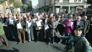 Los vecinos cortaron ayer el tráfico a la una de la tarde a la altura de la glorieta de Carlos Marx. ::
PAÑEDA