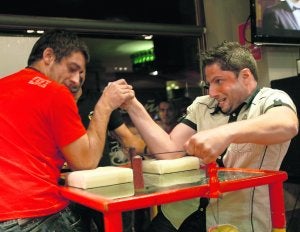 El campeón de Asturias en la categoría de menos de 80 kilos, Sergio Fueyo (a la derecha), en uno de los combates del pasado viernes. ::
FOTOS: JOSÉ SIMAL