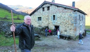 Amador Sánchez, presidente de la Entidad Local de Sobrefoz, junto al albergue de Ventaniella que reabrirá sus puertas el 31 de diciembre . ::
N. A.