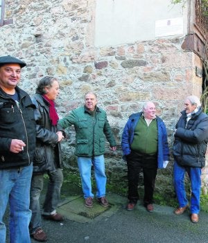 Los vecinos de Loredo, junto a una de las placas que han colocado en las casas más antiguas de la aldea mierense. ::
J. C. ROMÁN