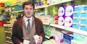 El gerontólogo Eloy Carlos Ortiz, ayer en la farmacia de El Berrón antes de impartir la conferencia. ::
PABLO NOSTI