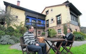 Jaime Rodríguez y su mujer conversan a los pies del establecimiento rural galardonado. ::
NEL ACEBAL