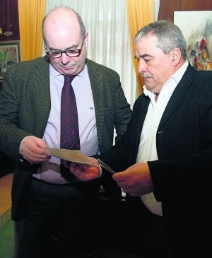 Juan Vega y Aníbal Vázquez, en la reunión de ayer. ::
J. M. PARDO