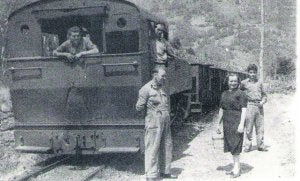 El ferrocarril minero de La Pereda a La Foz, a su paso por Loredo. En la imagen, el maquinista Jesús y su mujer, Sara, que le llevaba la comida a la estación. ::
FOTOS CEDIDAS POR LA ASOCIACIÓN CULTURAL LOS AVERINOS