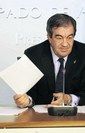 Álvarez-Cascos muestra una copia del requerimiento. ::                             MARIO ROJAS