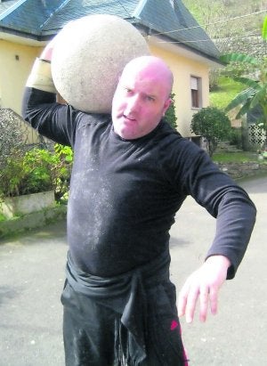 Víctor Álvarez Sampedro, con la piedra esférica de 100 kilos. ::
G. F. B.