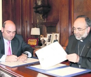 El alcalde y el arzobispo de Oviedo, durante la firma . ::
E. C.