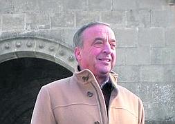 Albino Laruelo posa delante de la abadía de Cenero, de cuya historia y arquitectura es un consumado experto. ::                             A. A.