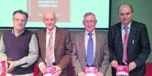 El editor Eduardo García, José Murall, Manuel Arrieta y Antonio González, con el nuevo libro sobre la Universidad Laboral. ::
P. CITOULA