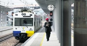 Un tren de Feve llega a la estación provisional de Gijón a media mañana. ::                             PALOMA UCHA