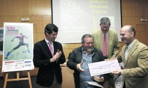 Rafael Felgueroso aplaude la entrega del premio por el diseño del cartel de las jornadas a Antonio Jiménez García a cargo del edil Pedro Barbillo. Detrás, Rufino Ballesteros. ::                             P. UCHA