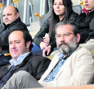 El vicepresidente Ángel Martín Vaca, a la derecha, junto al concejal de Deportes, Jorge Menéndez Vallina, en el palco del Tartiere. ::                             J. DÍAZ