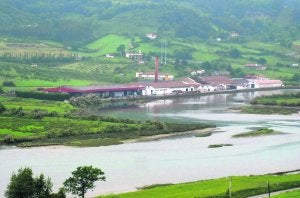 Vista de las instalaciones de la fábrica de El Gaitero, desde el extremo opuesto de la ría maliaya. ::                             T. B