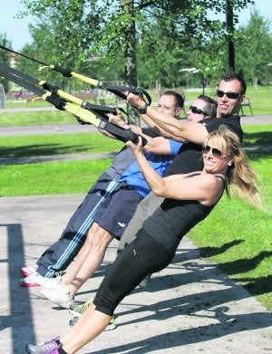 Varias personas practican TRX en el parque fluvial de Gijón. ::
JOAQUÍN PAÑEDA
