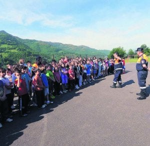 Protección Civil, ayer, con los niños de Turón. ::
J. M. PARDO