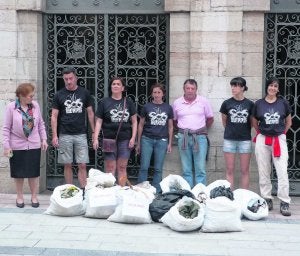 Vecinos de Pría llevaron parte de la basura retirada al Consistorio. ::
S. S. M.