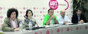 Beatriz Quirós (Suatea), Susana Rodríguez Luzuriaga (CSI-CSIF), Daniel Rodríguez (UGT), Enrique Fernández (CC OO) y Gumersindo Rodríguez (Anpe), en la rueda de prensa convocada ayer en Oviedo para hablar sobre los recortes en Educación. ::
JESÚS DÍAZ