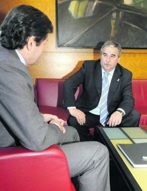 Aníbal Vázquez, ayer, con el presidente del Principado. ::                             E. C.