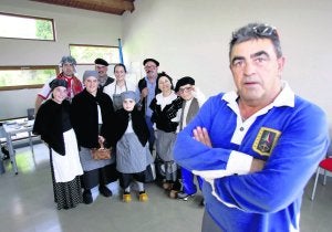 José Manuel Reguero, en primer término, posa junto a sus alumnos en la sede de la escuela. ::
SERGIO LÓPEZ