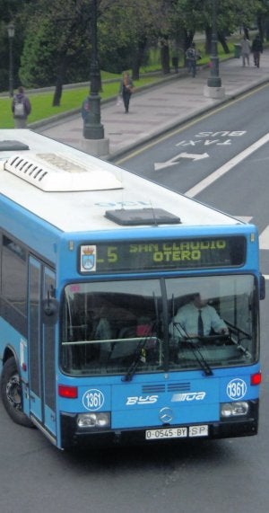 Un autobús de la Línea 5, entre San Claudio y Otero, pasando por El Campillín ::                             MARIO ROJAS