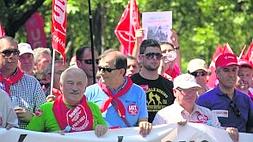 José Ángel Fernández Villa, junto a varios compañeros del sindicato, en la manifestación de mineros que se celebró en Madrid, frente a la sede del ministerio de Industria, el pasado 31 de mayo . ::                             NEWSPHOTOPRESS