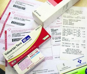 Recetas de una pensionista asturiana acompañadas del ticket de compra que desde ayer facilitan las farmacias y con el que se debe solicitar luego el reembolso. ::
BILBAO