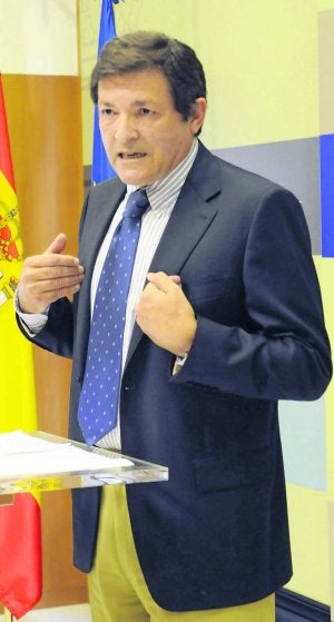 Javier Fernández, el pasado 27 de junio, en la presentación de las líneas generales del plan de ajuste asturiano. ::
JESÚS DÍAZ