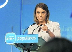 Cospedal concede la palabra a un periodista en la rueda de prensa de ayer. ::                              EFE / J. J. GUILLÉN