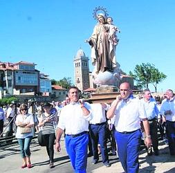 La Virgen fue porteada desde la iglesia hasta el muelle. ::                             E. C.