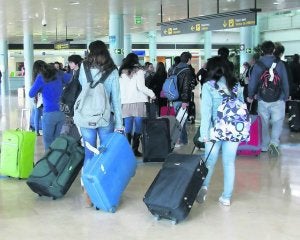 Varios jóvenes se dirigen a la zona de embarque del aeropuerto de Asturias ::                             P. CITOULA