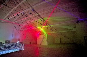 Una estructura metálica sostiene la iluminación que crea junto al sonido nuevos espacios. ::                             E. C.