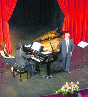 El tenor de Cangas del Narcea, durante su recital en Candás. ::
P. G.-P.
