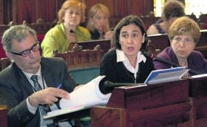 La consejera de Hacienda, Dolores Carcedo, con el director general de Presupuestos, Francisco José Sánchez, a la izquierda, y la directora general de Finanzas, Raquel Pereira, a la derecha, durante su comparecencia del viernes en la Junta General del Principado. ::
ÁLEX PIÑA