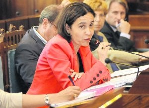 La consejera de Hacienda, Dolores Carcedo, ayer, en la Junta General del Principado, con Álvaro Álvarez, Raquel Pereira y José Balmori a su lado. ::                             JESÚS DÍAZ