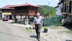 Tradición. Aquiles Segovia Sánchez vive en el centro de Pintoria, donde nació hace 77 años. Lamenta que este año se quedarán sin fiestas por Santa Tecla y solo habrá procesión.