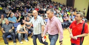 Juventino Montes, Maximino García y José Luis Villares a su llegada, ayer, al auditorio Príncipe Felipe de Oviedo donde se reunieron con sus afiliados . ::                             JESÚS DÍAZ