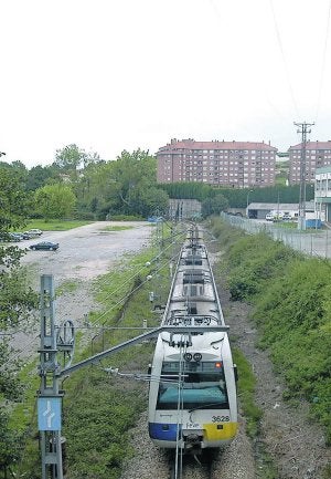 Una unidad 3600, con 99 asientos, circulando por Siero. ::                             F. CASTRO