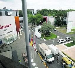 Trabajos de montaje, ayer, en el interior del recinto ferial. ::                             J. PAÑEDA