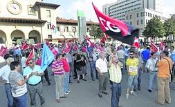 Los ferroviarios, ayer, concentrados frente a la estación de La Losa, en Oviedo, antes de marchar hasta la Delegación del Gobierno. ::                             MARIO ROJAS